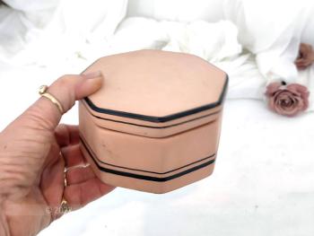 Originale cette petite boite octogonale de  5.5 x 12 cm, imitation d'une ancienne boite de poudre. La couleur rose saumon et ses liserés marron en font un bel objet de décoration.