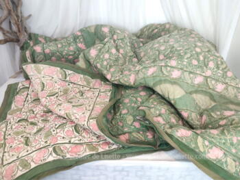 Fait main, voici un couvre-lit de 275 x 220 cm réalisé avec deux superbes tissus en coton décoré de fleurs roses et de feuilles vertes mais avec des motifs différents de chaque coté. Suffisamment de métrages pour de belles créations !