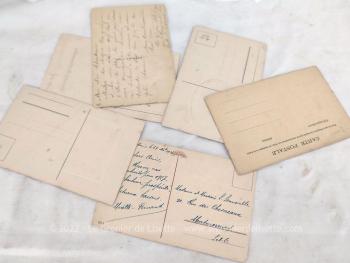 Voici un lot de six cartes postales anciennes avec des petits dessins fleuris aux contours mis en valeur comme écusson et datant du tout début du siècle dernier .