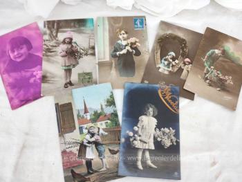 Voici un lot de 7 anciennes cartes postales attendrissantes représentant des enfants avec des fleurs . Vraiment très touchantes ces cartes du tout début du siècle dernier.