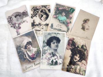 Voici sept cartes postales anciennes, de différents style mais toutes de portrait de femme entourés de fleurs et datant du tout début du siècle dernier,