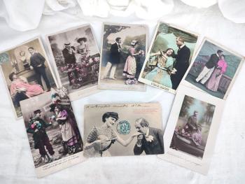 Voici un lot de 8 anciennes cartes postales de couples d'amoureux avec petites maximes au bas et datant de 1904 à 1914 en photos, certaines colorisées et sur papier glacé.