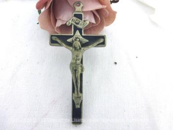 Voici une ancienne belle croix de 8 x 3.5 x 0.4 cm, mélange harmonieux entre métal argenté et ébène avec un petit anneau pour etre suspendue ou accrochée.