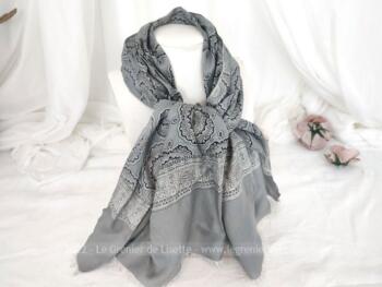 Sur 60 x 125 cm, voici un superbe foulard en soie grise avec franges décoré de motifs d'arabesques, pouvant convenir aussi à vous Mesdames, qu'à vous Messieurs ! 