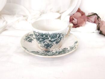 Datant des années 20/30,  voici une grande tasse et sa soucoupe en terre de fer aux superbes dessins vert. Modèle élégant et très raffiné. Superbe !