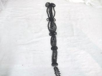 Sur 53 de long et 8 cm de large en haut 3 cm en bas, voici une superbe et ancienne incrustation ou décoration réalisée à la main en perles de jais par une ancienne costumière.