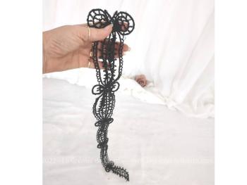 Sur 53 de long et 8 cm de large en haut 3 cm en bas, voici une superbe et ancienne incrustation ou décoration réalisée à la main en perles de jais par une ancienne costumière.
