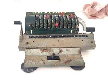 Trop vintage et décorative, voici une ancienne petite machine à calculer de la marque Multator de 19 x 16 x 24 cm et 0.9 kg pour une décoration vraiment originale !