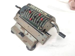Ancienne petite machine calculer Multator