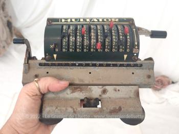 Trop vintage et décorative, voici une ancienne petite machine à calculer de la marque Multator de 19 x 16 x 24 cm et 0.9 kg pour une décoration vraiment originale !