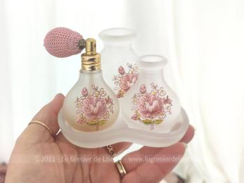 Voici un petit service miniature de 3 flacons shabby et son support en forme de coeur, en verre très fin, léger et opaque aux dessins de fleurs roses.