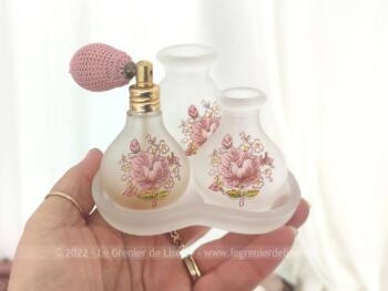 Voici un petit service miniature de 3 flacons shabby et son support en forme de coeur, en verre très fin, léger et opaque aux dessins de fleurs roses.