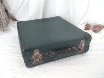 Avec des liens à l'intéreur, voici un ancienne valise en carton verte à la forme originale rectangulaire 34 x 37 x 10 cm,  mais avec la anse sur le petit coté.