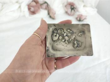 Voici une ancienne petite plaque en étain avec  un décor floral, la gravure d'un prénom ou d'une ville et un poinçon représentant un dragon surmonté d'une couronne.