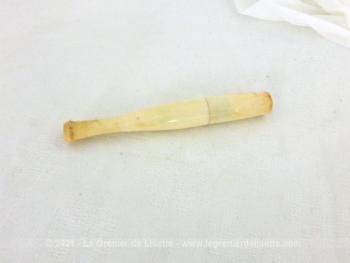 Voici un fume cigarette en plastique épais de couleur ivoire prévu pour mettre une cartouche filtrante, bel objet unisexe pour une allure vintage.