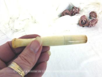 Voici un fume cigarette en plastique épais de couleur ivoire prévu pour mettre une cartouche filtrante, bel objet unisexe pour une allure vintage.