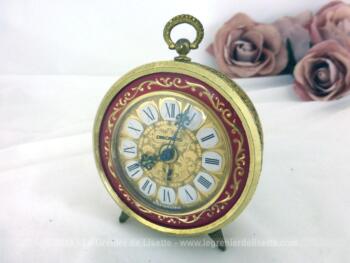 Voici un petit réveil mécanique de la marque JAZ, modèle Discreto datant des Années 60 avec sa partie métallique bien ouvragée et son contour intérieur laqué rouge mais ne fonctionne pas pour le moment ! Tres bel objet de décoration vintage.