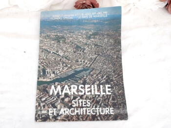 Voici une ancienne revue municipale "Marseille Informations" avec ce numéro spécial édité en octobre 1980 portant le titre de "Marseille, Sites et architecture" avec la page et la signature du Maire, Mr Gaston Defferre.