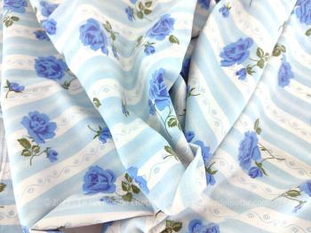 Sur 38.5 x 158 cm à plat, voici une superbe taie de traversin avec raies et fleurs bleue...  réalisée dans un tissus vraiment tendance shabby !
