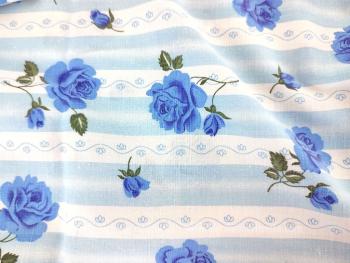 Sur 38.5 x 158 cm à plat, voici une superbe taie de traversin avec raies et fleurs bleue...  réalisée dans un tissus vraiment tendance shabby !