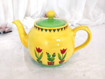 Voici une théière ou cafetière originale de couleur jaune et vert aux décors de fleurs et cactus peints à la main. En faïence anglaise, elle porte dessous l'estampille "Price and Kensington - Made in England - Cactus" !