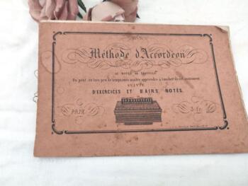Sur 22 x 14.8 x 0.3 cm, voici un petit livret plus que centenaire portant le titre de "Méthode d'Accordéon au Moyen de Laquelle, On peut en très peu de temps, sans maître, apprendre à toucher de cet instrument Suivie d'Exercices et d'Airs Notés".