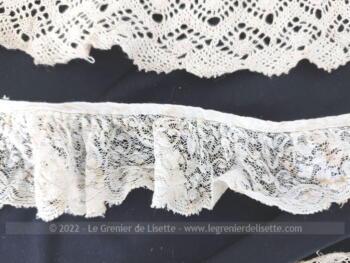 Voici un superbe lot de 4 cols anciens uniques en dentelle et broderies. Pour des créations originales et vintages en cols ou en coupon de dentelle.