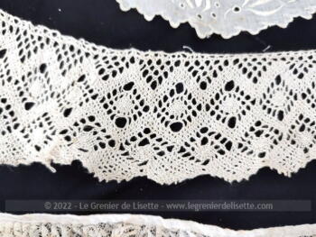 Voici un superbe lot de 4 cols anciens uniques en dentelle et broderies. Pour des créations originales et vintages en cols ou en coupon de dentelle.