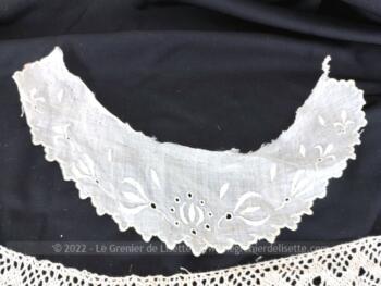 Voici un superbe lot de 4 cols anciens uniques en dentelle et broderies. Pour des créations originales et vintages en cols ou en coupon de dentelle.