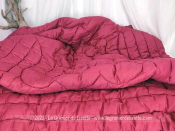 Sur 150 x 190 cm, voici un couvre lit ou édredon matelassé, pas ancien mais dans le style rétro, habillé de tissus en coton couleur carmin/bordeaux parfait pour un lit de toutes dimensions suivant utilisation.
