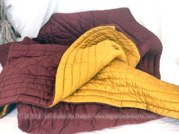 Sur 215 x 190 cm, voici un ancien couvre lit ou édredon datant des années 50/60 matelassé de laine cardée tissus cotonné bicolore bordeaux d'un coté et jaune safran de l'autre, parfait pour un lit de 140 à 160 cm avec des cotés habillés.