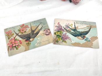 Datant du tout début des années 1900, voici deux anciennes cartes aux dessins d'hirondelles dans un décor fleuri .