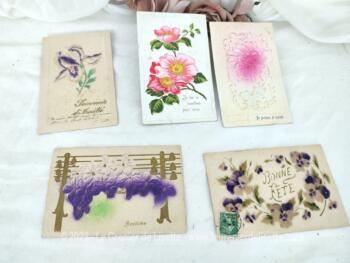 Cinq anciennes cartes postales fleurs colorées relief