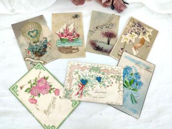 Voici un lot de 7 cartes postales représentant toutes des fleurs en relief, sir papier ou sur plastique pour beaucoup d'originalité en ce début des années 1900 !