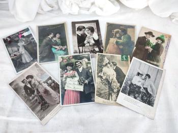 Neuf anciennes cartes postales de baisers et d'amoureux, adorable mélange de différents styles, mais tous datant du tout début du XX°. Romantiques comme on aime !