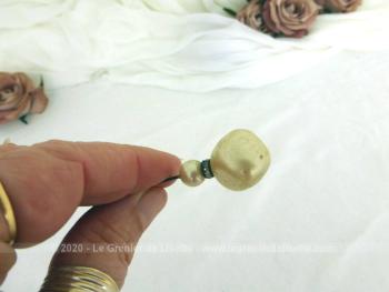 Sur 9.5 cm de long, voici une ancienne épingle à chapeau composée d'une perles en verre à facettes aléatoires  recouverte d'un vernis nacre, d'un petit anneau métallique habillé de strass et d'une petite perle nacrée toute ronde. Idéale pour chapeaux ou en décoration.
