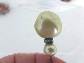 Sur 9.5 cm de long, voici une ancienne épingle à chapeau composée d'une perles en verre à facettes aléatoires  recouverte d'un vernis nacre, d'un petit anneau métallique habillé de strass et d'une petite perle nacrée toute ronde. Idéale pour chapeaux ou en décoration.