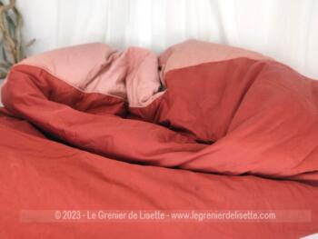 Ancien édredon bicolore carmin et saumon plumes et duvet