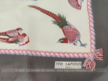 Voici un foulard vintage 100 % polyester, une belle soie synthétique de 79 x 77 cm sur fond couleur chocolat au lait et décoré de faisant, avec sur le coté la mention de la marque Ted Lapidus.