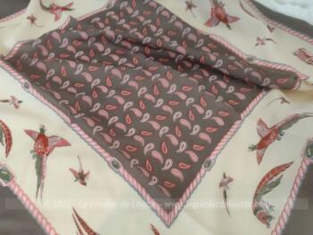 Voici un foulard vintage 100 % polyester, une belle soie synthétique de 79 x 77 cm sur fond couleur chocolat au lait et décoré de faisant, avec sur le coté la mention de la marque Ted Lapidus.