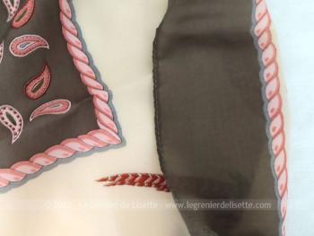 Voici un foulard vintage 100 % polyester, une belle soie synthétique de 79 x 77 cm sur fond couleur chocolat au lait et décoré de faisant, avec sur le coté la mention de la marque Ted Lapidus.