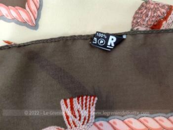 Voici un foulard vintage 100 % polyester, une belle soie synthétique de 79 x 77 cm sur fond couleur chocolat au lait et décoré de faisant, avec sur le coté la mention de la marque Ted Lapidus.
