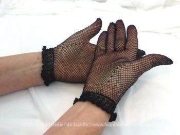 Voici une ancienne paire de gants en résille noire à pois datant des années 70  en fils extensible. Pour une allure vintage jusqu'au bout des ongles !