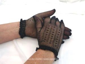Ancienne paire de gants résille noire à pois
