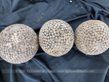 Totalement vintages, voici un trio d'anciennes boules de pétanque lyonnaises à clous saillants de 850 g chacune avec tout le charme de leur patine authentique du temps passé.