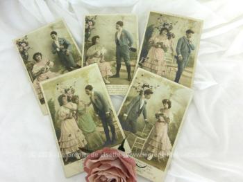 Cinq cartes postales représentant un couple d'amoureux début XX° avec maxime au bas de chaque photos très romantiques couleur sépias et colorisées, avec au dos des textes romantiques comme des refrains de chansons.