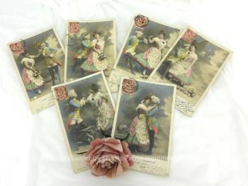 Datant du tout début du siècle dernier, 1903, voici un lot de 6 cartes postales anciennes, colorisées représentant une Histoire dans Parole par des scénettes entre  la Garde Française et une Bouquetière. 
