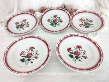 Datant des années 30/40, voici un lot de 5 assiettes aux fleurs rouges estampillées Badonviller composé de 3 assiettes plates et 2 creuses.