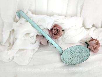 A suspendre, voici une ancienne écumoire émaillée de couleur bleu pastel, avec ses marques du temps passé pour en faire un bel objet de décoration... mais toujours utilisable !!