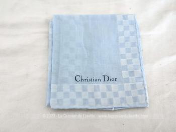 Sur 35 x 33 cm, voici un superbe petit mouchoir-pochette bleu ciel portant la marque Christian Dior avec toute les bordures roulotées à la main.